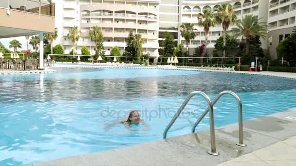 Sexig tjej i bikini kommer ur poolen. Ung kvinna i en baddräkt. Vacker kvinna på trappan till poolen. — Stockvideo