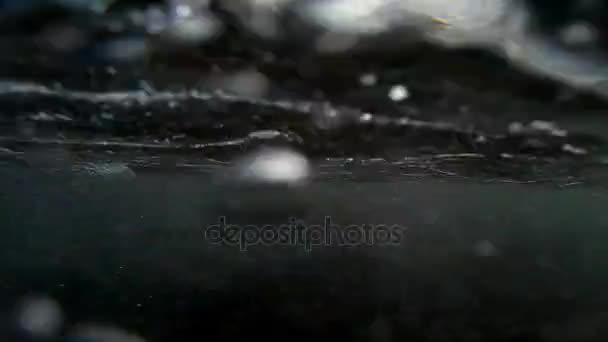 Mořské vlny, surfování. Moře natáčení pod vodou, pláž, natáčení akční kamery. — Stock video