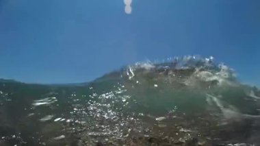 Dalgalar sahile dönüşün. Sualtı dünyasını, büyük dalgalar, mavi deniz. Dalgalar deniz ve deniz dibinin.