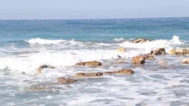 Dalgalar deniz buzlu kır. Deniz Sahili, kıyı şeridi. Dalgalar, deniz, okyanus.