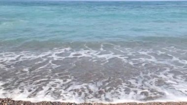 Dalgalar deniz plaj üzerine dışarı rulo. Deniz, okyanus, sörf. Dalga deniz ve köpük.