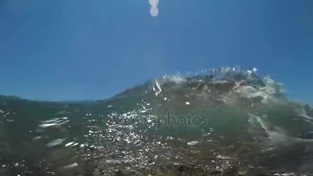 Хвилі виходять на пляж. Підводний світ, великі хвилі, блакитне море. Морські хвилі і морське дно . — стокове відео