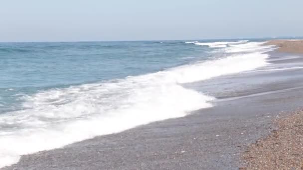 Κύματα της θάλασσας που ανοίγουμε επάνω στην ακτή. Παραλία της θάλασσας, ακτές. Κύματα, τη θάλασσα, τον ωκεανό. — Αρχείο Βίντεο