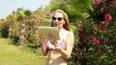 девушка на пляже мастурбирует видео девушка на пляже мастурбирует видео