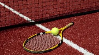 Tenis top ve raket zemin kat. Büyük tenis, spor, eğitim.