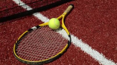Tenis raketi ve tenis topları ile suni çim kortta. Büyük tenis, oyun, spor.