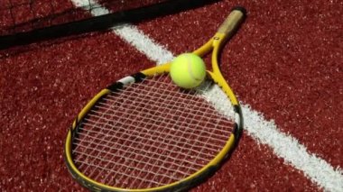Tenis raketi ve tenis topları. Kırmızı Tenis Kortu, spor.