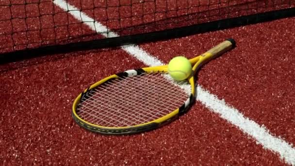 Grote tennis racket, sport. Een tennisracket en een bal op de baan. — Stockvideo