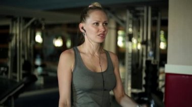 Çekici kadın dumbbells ile el sıkışıyor. Spor, fitness, vücut geliştirme. Kız fitness Center'da dumbbells ile.