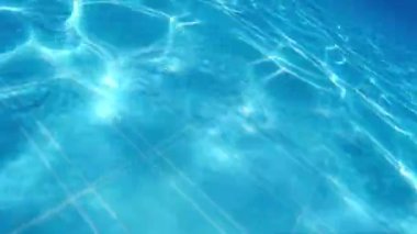 Adam havuza atlıyor. Bir adam havuzun dalış. Adam suyun altında havuzda.