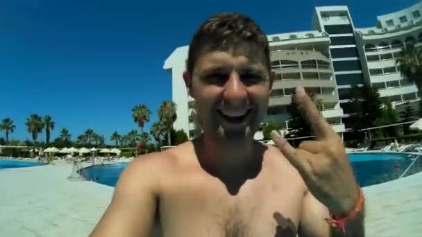 Muž skočí do fondu s sbalené fotoaparát akce. Muž v bazénu. — Stock video