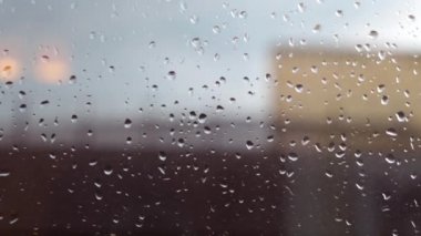 Cama yağmur damlaları düşer..