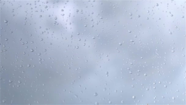 Σταγόνες βροχής στο γυαλί. Βροχή, παράθυρο, φθινόπωρο. — Αρχείο Βίντεο