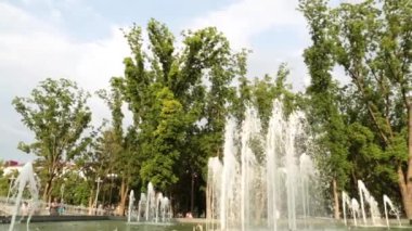 Şarkı çeşme. Krasnodar, Rusya, Temmuz 2017. Güzel bir şehir çeşme.
