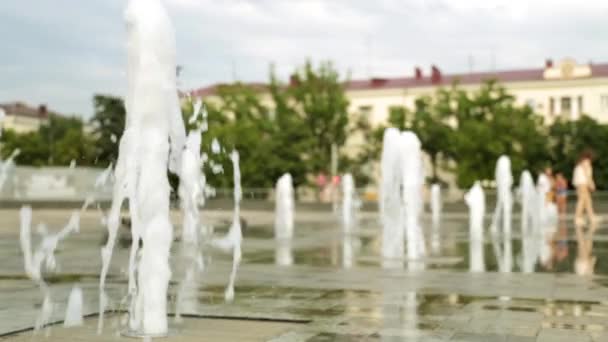 Krasnodar, Rusland, juli 2017. Prachtige stad fontein. — Stockvideo