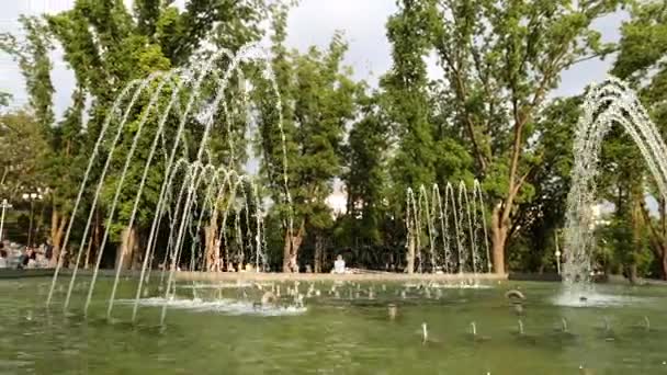 Krasnodar, Rusland, juli 2017. Prachtige fontein. — Stockvideo
