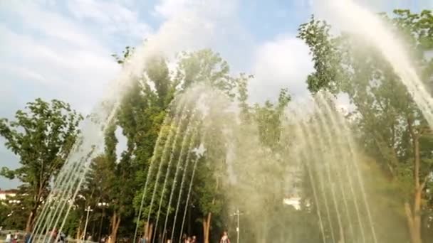 KRASNODAR, RUSSIA, July 2017. Beautiful city fountain. Singing fountain. — Stock Video