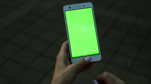 Groen scherm. Vrouw handen aanraken van de smartphone. Telefoon met een groen scherm. — Stockvideo