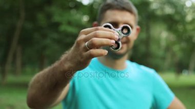 Bir adam bir popüler oyuncak spiner ile yakın çekim.