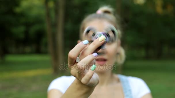 Young woman playing with toy spinner. — Stock Video