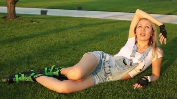 公園でローラー スケートで若い女性。ローラー スケートで美しい少女. — ストック動画