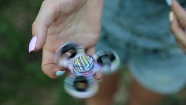 Un spinner jouet populaire. Une femme tient une toupie jouet . — Video