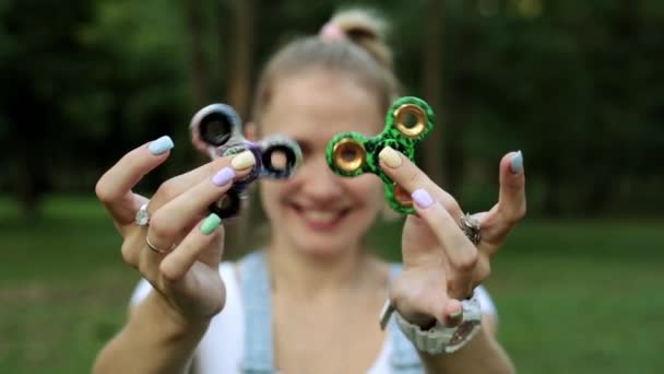 Genç kadın ve oyuncak spinners. İki spinners kızla. — Stok video