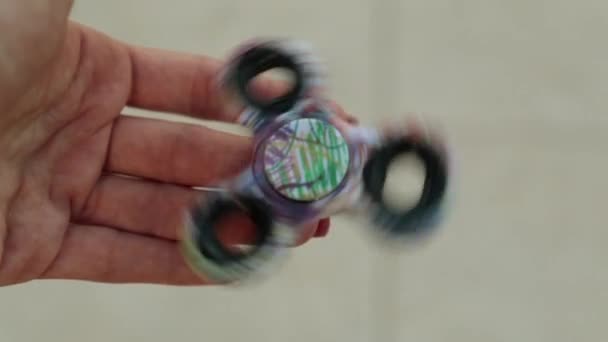 Beliebte Spielzeugschleuder. Spinner in der Hand. — Stockvideo