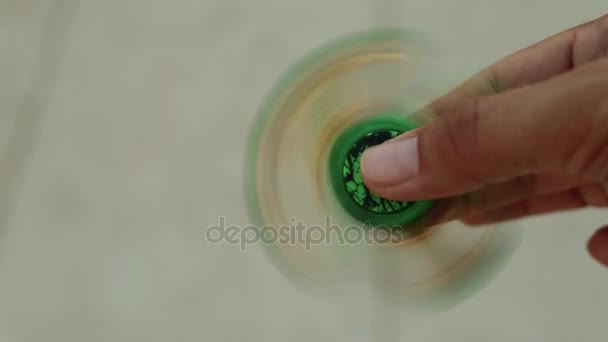 La spinner jouet tourne dans la main .