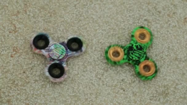 De twee spinners draaien. Een populaire speelgoed spinner. — Stockvideo