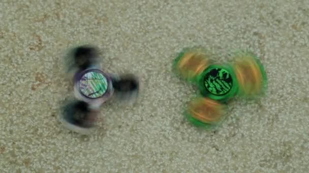 Un spinner jouet populaire. Les deux spinners tournent . — Video