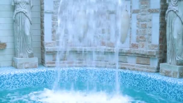 Waterval met antieke standbeelden. — Stockvideo