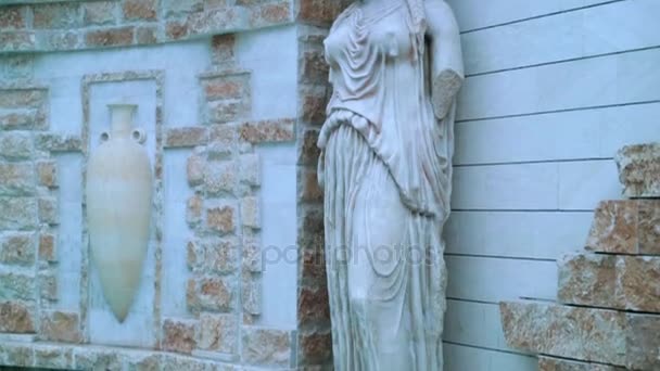 Estatua antigua de mármol, escultura de una mujer . — Vídeo de stock