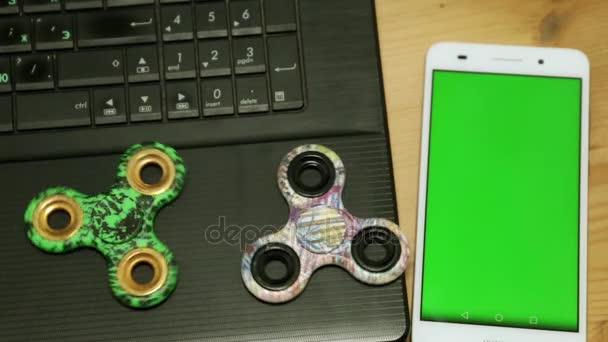 Portátil y smartphone con pantalla verde. Negocio, trabajo, ordenador, spinner y smartphone . — Vídeos de Stock