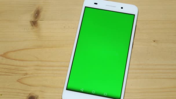 Une femme utilise un smartphone avec un écran vert . — Video