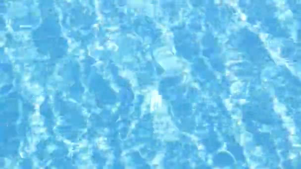 Πισίνα με καταγάλανα νερά. Πισίνα με καθαρό νερό. — Αρχείο Βίντεο
