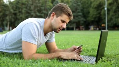 Banka kredi kartı ile bir online alış-veriş yapan bir adam.