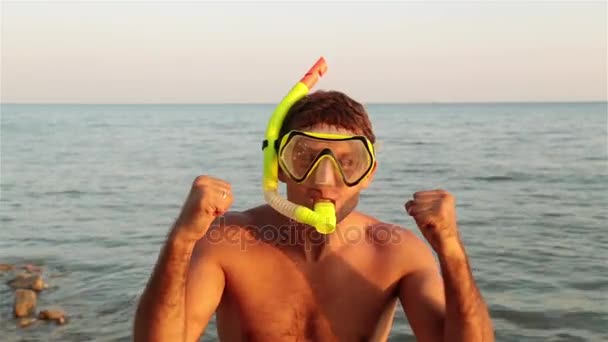 Чоловік у масці для дайвінгу на пляжі. Радість, пристрасть, захоплення . — стокове відео