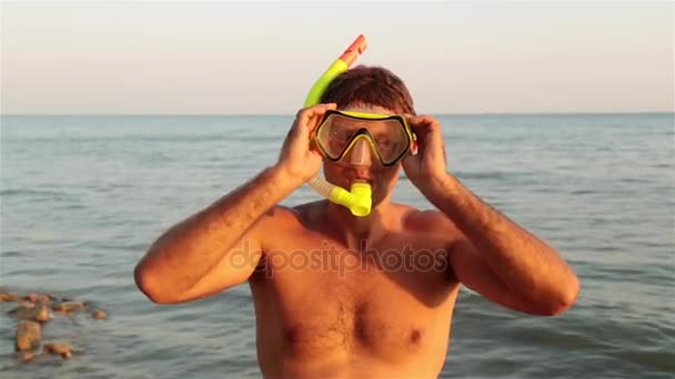 Um homem mascarado para mergulhar na praia. Férias, verão, turismo . — Vídeo de Stock