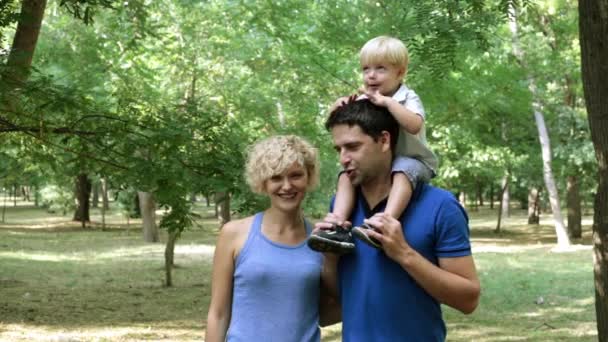 Jonge gezin met kind in park. — Stockvideo