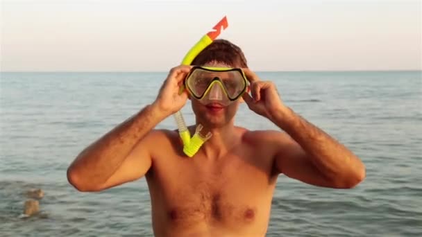 Un giovane sportivo con maschera da snorkeling e boccaglio . — Video Stock