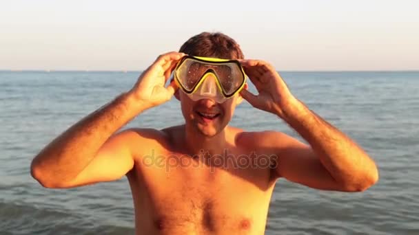 Ein Mann mit Tauchermaske. — Stockvideo