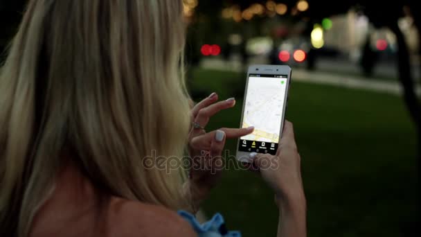 Bir kadın bir şehir haritası ve bir navigator ile bir akıllı telefon kullanır. — Stok video