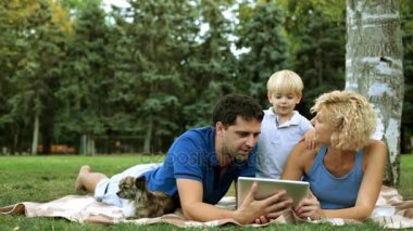 Bir aile bir çocuk ile bir tablet bilgisayar tutuyor. Aile ve modern teknoloji.