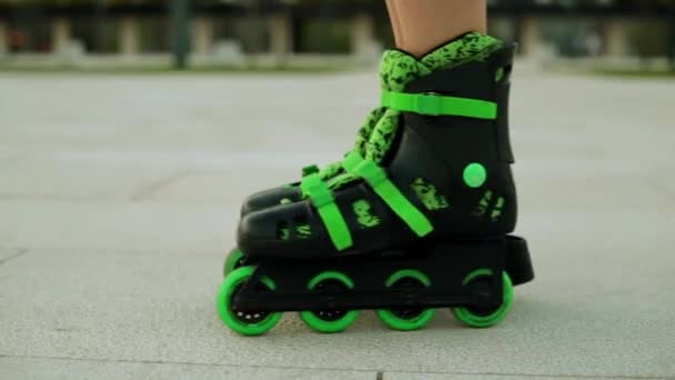Roller skates close-up. Girl on roller skates. — Stock Video