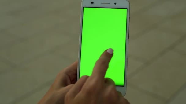 Bir adam bir smartphone yeşil bir ekran ile tutuyor. Yeşil bir ekran ile bir akıllı telefon. — Stok video