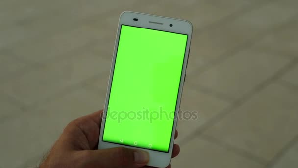 Een smartphone met een groen scherm voor uw inhoud. — Stockvideo