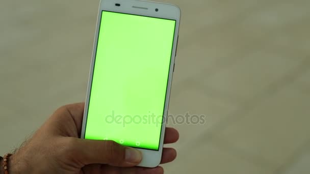 Ein Smartphone mit grünem Bildschirm für Ihre Inhalte. — Stockvideo