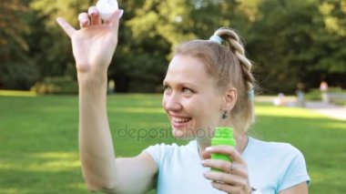 Bir kadın kabarcıklar darbeler.