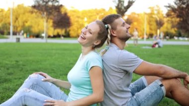 Bir adam ve bir kadın parkta oturuyor. Doğa genç Romantik Çift.